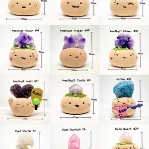 Puede incluir: Una colecci&oacute;n de doce peque&ntilde;as figuras de arcilla beige con caras dibujadas a mano, cada una coronada con varios cristales o elementos decorativos. Cada figura est&aacute; etiquetada con un nombre y dimensiones en mil&iacute;metros, de 33 mm a 62 mm de altura.