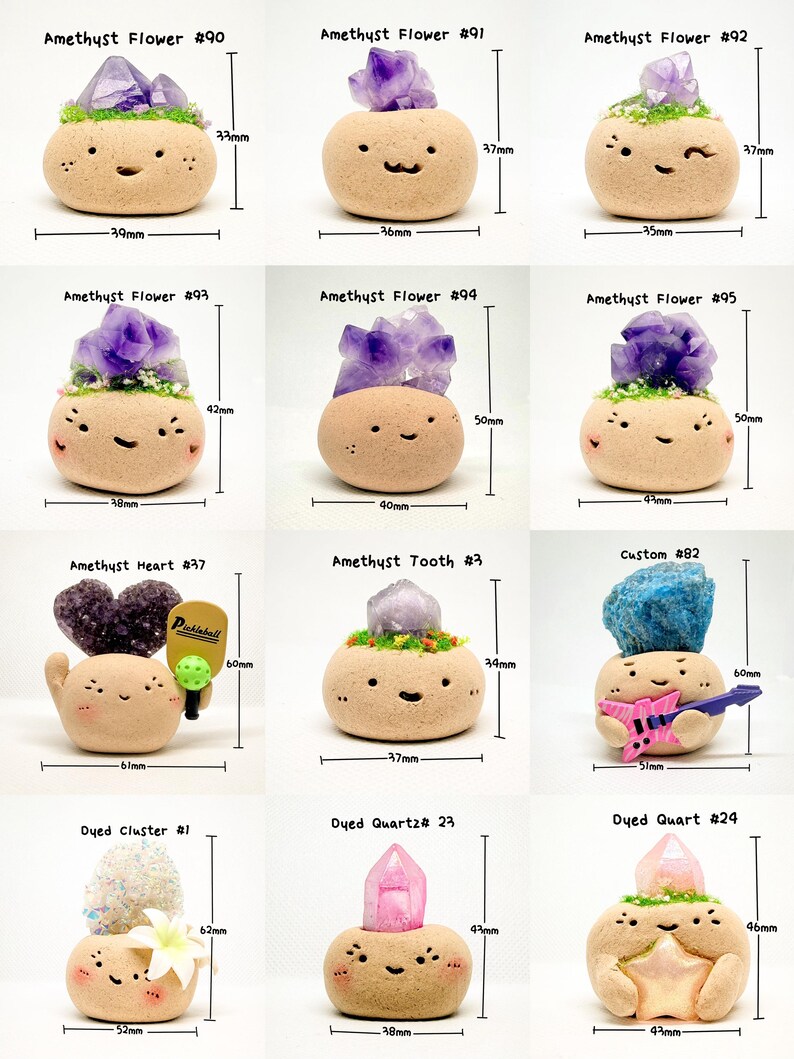 Puede incluir: Una colecci&oacute;n de doce peque&ntilde;as figuras de arcilla beige con caras dibujadas a mano, cada una coronada con varios cristales o elementos decorativos. Cada figura est&aacute; etiquetada con un nombre y dimensiones en mil&iacute;metros, de 33 mm a 62 mm de altura.
