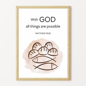 以下が含まれることがあります： 「With GOD all things are possible」のテキストと聖書の詩篇マタイ19:26が書かれた額入りアートプリント。茶色のトーンでパンと魚の水彩画風デザインが特徴です。