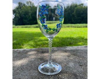 Eén (1) handgeschilderd wijnglas met blauwe bloemen en gedraaide steel