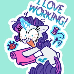 Peut inclure: Une licorne de dessin animé avec des cheveux violets et roses est en train de coudre. La licorne porte des lunettes et a une expression surprise. Le texte "J'adore travailler !" est au-dessus de la licorne.