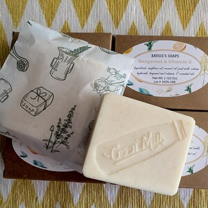 Jabón de leche de cabra con aceites esenciales naturales de cedro y limón