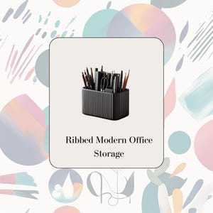Op de afbeelding: Een zwarte geribbelde kantoororganizer met een verscheidenheid aan pennen, potloden en andere kantoorbenodigdheden. De organizer is gelabeld "Ribbed Modern Office Storage".