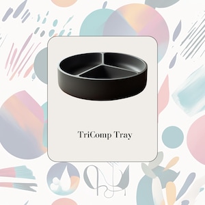 Può includere: Un vassoio rotondo nero diviso in tre sezioni. Il vassoio è etichettato "TriComp Tray".