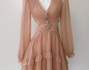 Blush Crinkle Chiffon Mini Party Kleid, Langarm, V-Ausschnitt Strass Taille Ausschnitt Abendkleid, Nach Maß Hochzeitsgast Kleid
