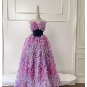 purple ombre bridesmaid dresses Taking a little trip down memory lane today with this gorgeous "purple ombr" bridal party! There is something so visually stunning about mixing tones within the same color family. By blending