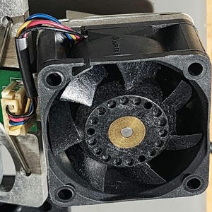 GlowForge Air Assist-Gebläse.  Unter Wagen Platte.