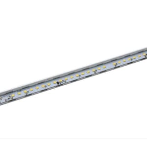 Puede incluir: Una tira de luz LED lineal con múltiples luces LED pequeñas, espaciadas uniformemente, de color amarillo. La tira está encerrada en una carcasa metálica de color plateado y se encuentra sobre un fondo blanco liso. El producto parece nuevo.