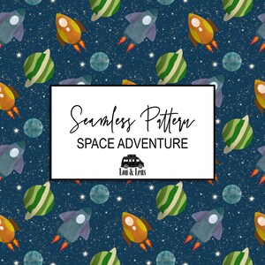Peut inclure: Motif sans couture avec des fusées, des planètes et des étoiles sur fond bleu foncé. Le motif comprend des fusées orange et grises avec des flammes rouges, des planètes vertes et bleues, et des étoiles blanches. Le texte "Seamless Pattern SPACE ADVENTURE" est affiché.