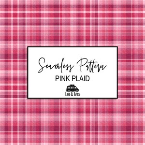 Op de afbeelding: Naadloos roze ruitpatroon met een witte rechthoekige tekstvak. Het tekstvak bevat de woorden "Seamless Pattern PINK PLAID" en een kleine illustratie van een camper. Het ruitontwerp heeft verschillende roze tinten.