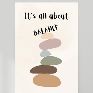Könnte beinhalten: Ein rechteckiger Wandkunstdruck mit dem Text It's all about BALANCE in schwarzer Schrift. Unter dem Text befindet sich ein vertikaler Stapel aus sechs glatten, abgerundeten Steinen in gedeckten Tönen wie Beige, Mauve, Hellblau, Salbeigrün, Braun und Hellbraun.