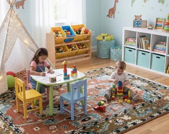 Puede incluir: Una sala de juegos para niños con una pared azul claro, una alfombra estampada y suelo de madera. La habitación cuenta con una mesa y sillas pequeñas, un tipi y contenedores de almacenamiento llenos de juguetes. Un mapa del mundo está en la pared.