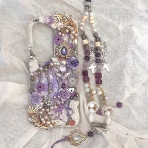 aufwendige und reich verzierte Handytasche, eine Mischung aus Perlen und violetten Edelsteinen, Luxus-Handytasche mit Perlen, Blumen und Edelsteinen geschmückt,
