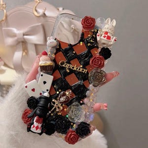 handgemaakte y2k fashion decoden-telefoonhoes, telefoonhoesje met Steenbok-thema, custom sterrenbeeld-telefoonhoesje, schattige figuren, telefoonhoesje kaart en rozen
