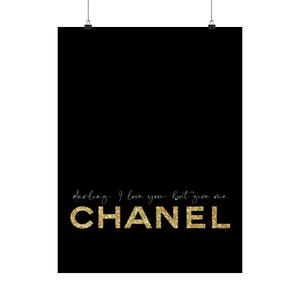 Ik hou van je, maar je bent Chanel-poster | Mat verticale muurkunst afbeelding 17