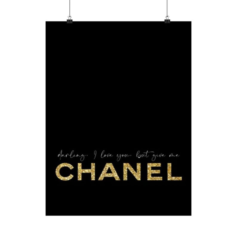 Ik hou van je, maar je bent Chanel-poster | Mat verticale muurkunst afbeelding 17