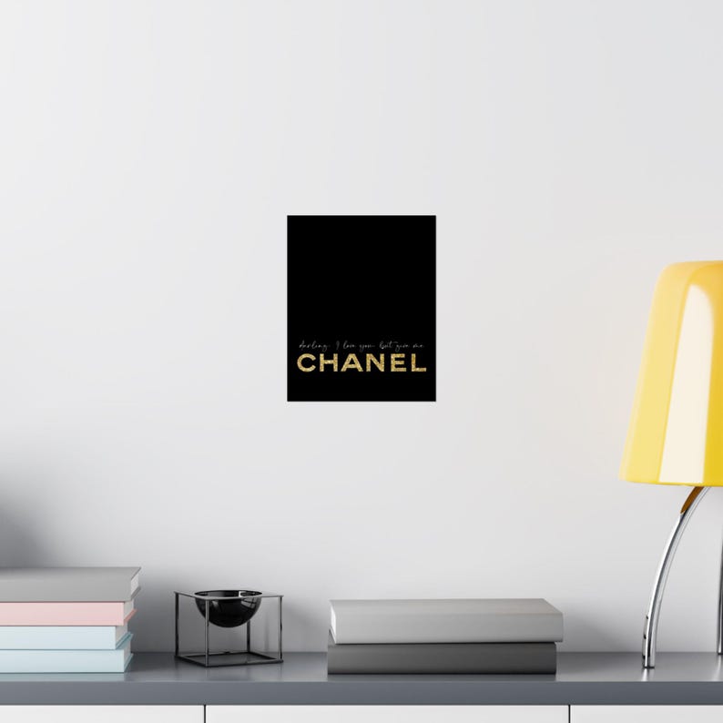 Ik hou van je, maar je bent Chanel-poster | Mat verticale muurkunst afbeelding 8