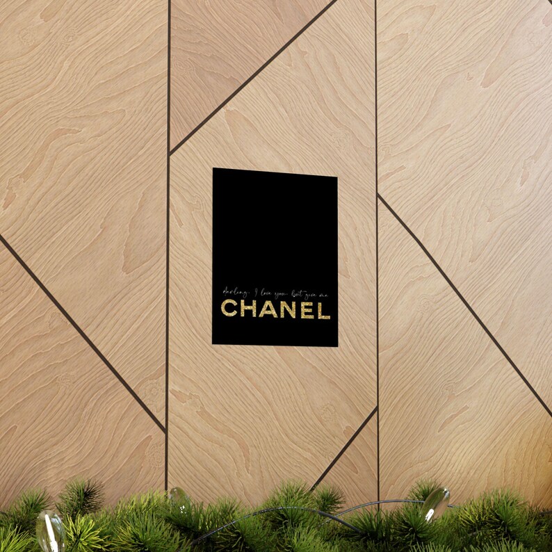 Ik hou van je, maar je bent Chanel-poster | Mat verticale muurkunst afbeelding 5