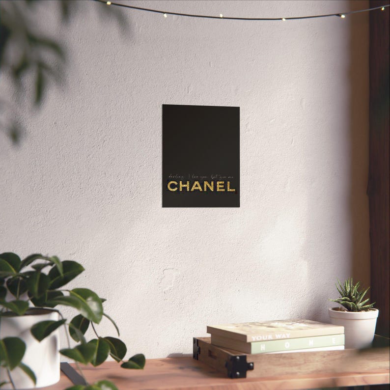 Ik hou van je, maar je bent Chanel-poster | Mat verticale muurkunst afbeelding 6