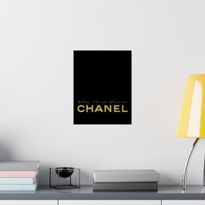 Ik hou van je, maar je bent Chanel-poster | Mat verticale muurkunst afbeelding 16