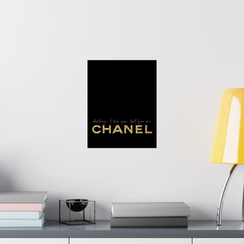 Ik hou van je, maar je bent Chanel-poster | Mat verticale muurkunst afbeelding 16
