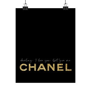 Ik hou van je, maar je bent Chanel-poster | Mat verticale muurkunst afbeelding 1