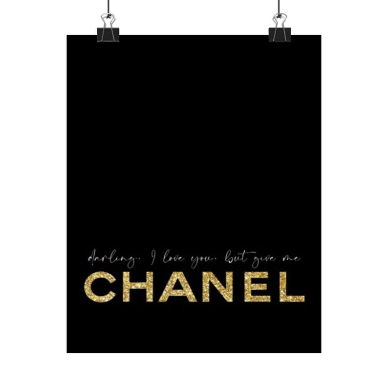 Ik hou van je, maar je bent Chanel-poster | Mat verticale muurkunst afbeelding 1