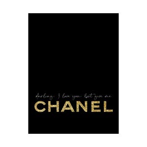 Ik hou van je, maar je bent Chanel-poster | Mat verticale muurkunst afbeelding 18