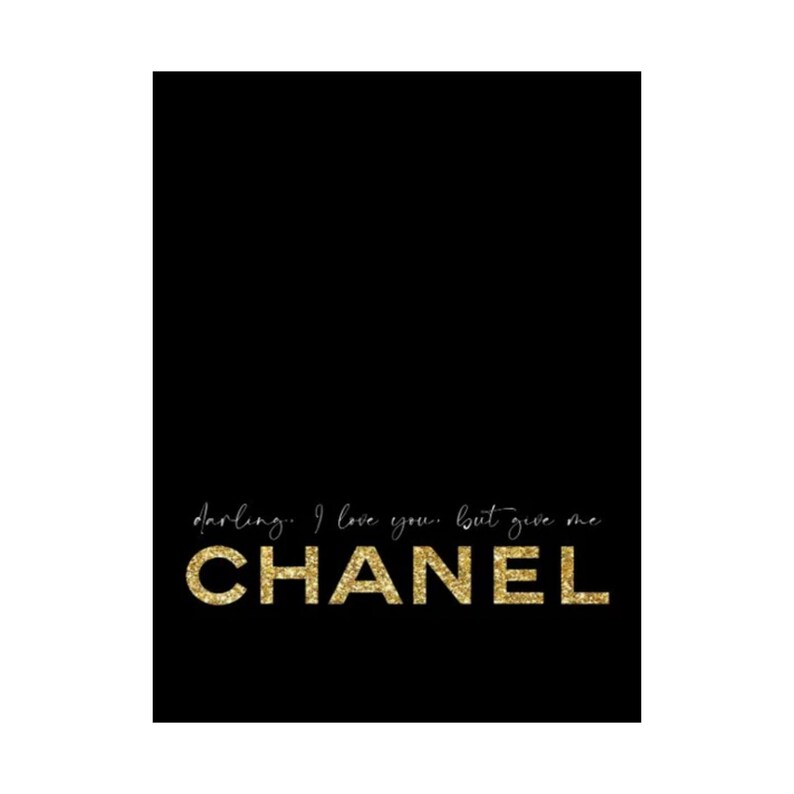 Ik hou van je, maar je bent Chanel-poster | Mat verticale muurkunst afbeelding 18