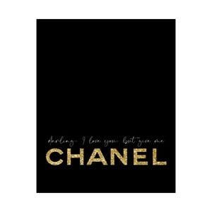 Ik hou van je, maar je bent Chanel-poster | Mat verticale muurkunst afbeelding 2