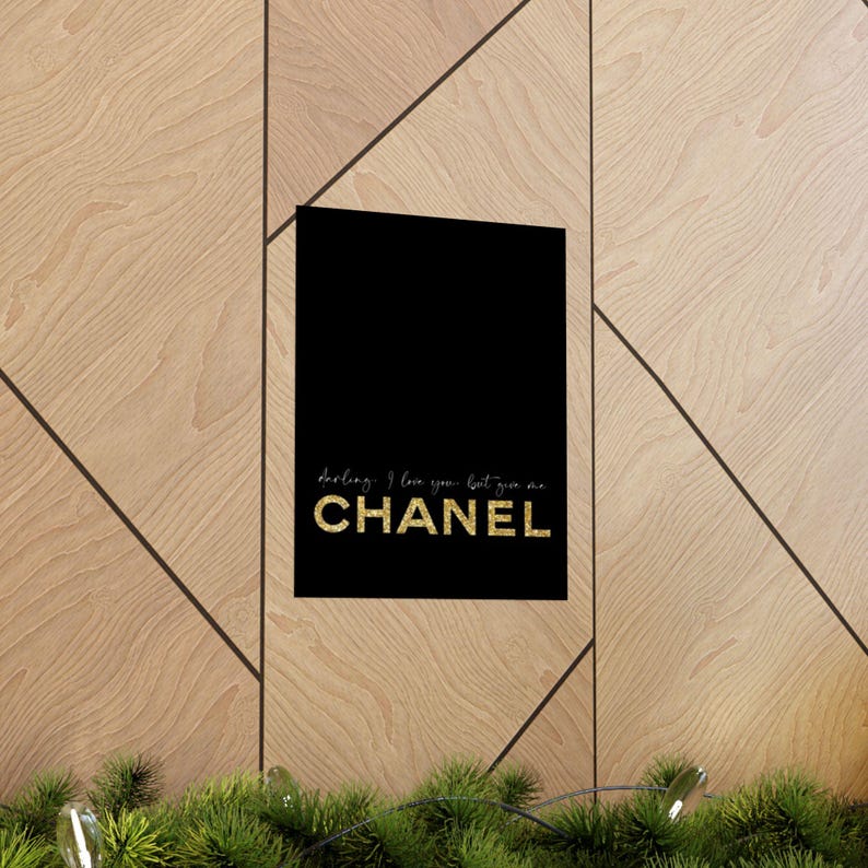 Ik hou van je, maar je bent Chanel-poster | Mat verticale muurkunst afbeelding 13