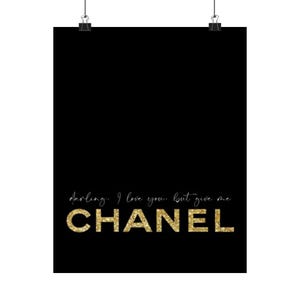 Ik hou van je, maar je bent Chanel-poster | Mat verticale muurkunst afbeelding 9