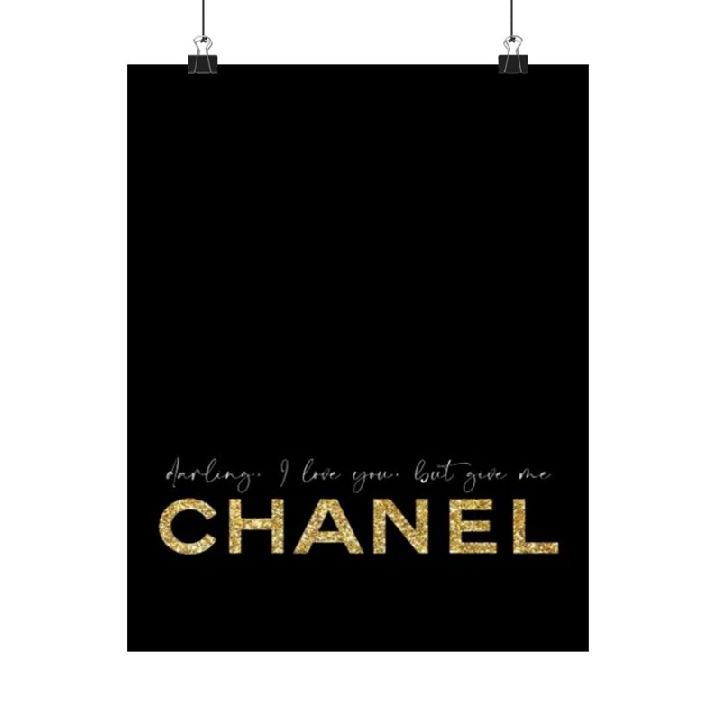Ik hou van je, maar je bent Chanel-poster | Mat verticale muurkunst afbeelding 9
