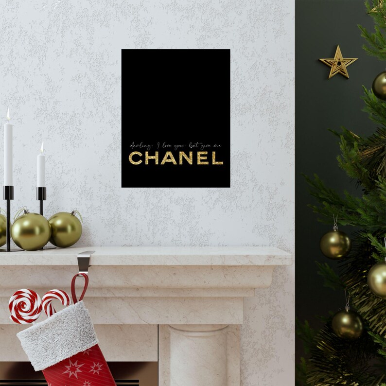 Ik hou van je, maar je bent Chanel-poster | Mat verticale muurkunst afbeelding 15
