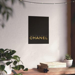Ik hou van je, maar je bent Chanel-poster | Mat verticale muurkunst afbeelding 14