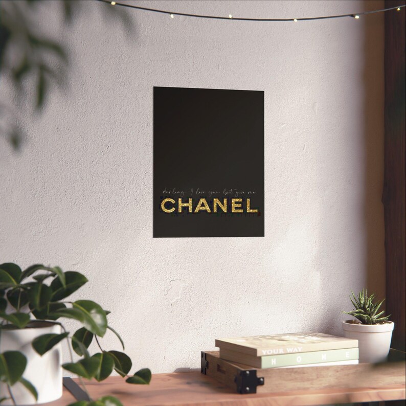 Ik hou van je, maar je bent Chanel-poster | Mat verticale muurkunst afbeelding 14