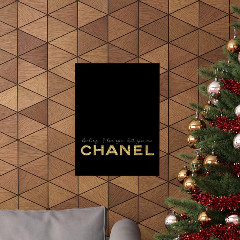 Ik hou van je, maar je bent Chanel-poster | Mat verticale muurkunst afbeelding 20