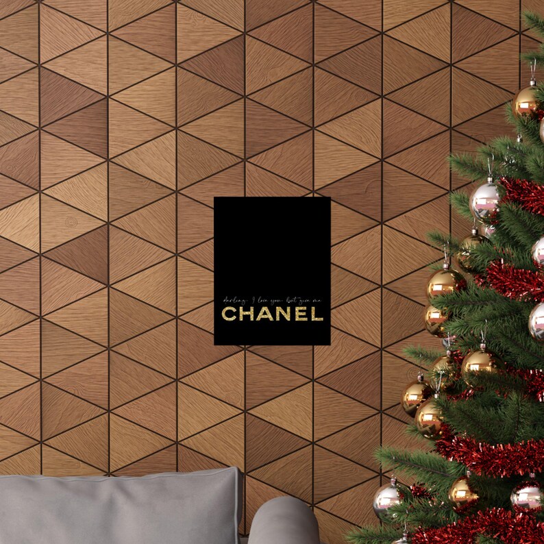 Ik hou van je, maar je bent Chanel-poster | Mat verticale muurkunst afbeelding 12