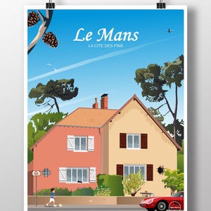 Peut inclure: Une affiche illustrant un paysage urbain français. L'image présente deux maisons, une pêche et une beige, avec des volets et une voiture de sport rouge. Le ciel est bleu avec le texte "Le Mans".