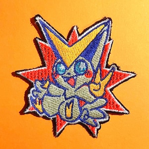 Könnte beinhalten: Gestickter Aufnäher mit einer Cartoonfigur mit Sternenmuster. Die Figur hat blaue, gelbe und rote Akzente, mit einem Peace-Zeichen. Der Aufnäher befindet sich auf einem orangefarbenen Hintergrund.