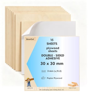 Könnte beinhalten: Ein Stapel aus 15 quadratischen Pappelsperrholzplatten mit doppelseitigem Klebstoff. Das vordere Blatt enthält den Text: 15 SHEETS, plywood sheets, DOUBLE-SIDED ADHESIVE, 30 x 30 mm, 3 mm (+/0.2), Poplar Plywood, GravCut, und DIY, Landscaping, Laser, Cutting, Decor, etc.