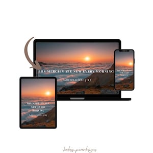 Peut inclure: Un fond d'écran numérique avec un lever de soleil sur une vallée remplie de nuages, affiché sur un ordinateur portable, une tablette et un smartphone. Le texte "HIS MERCIES ARE NEW EVERY MORNING, Lamentations 3:23" est visible. Design de badass-powerdesigns.