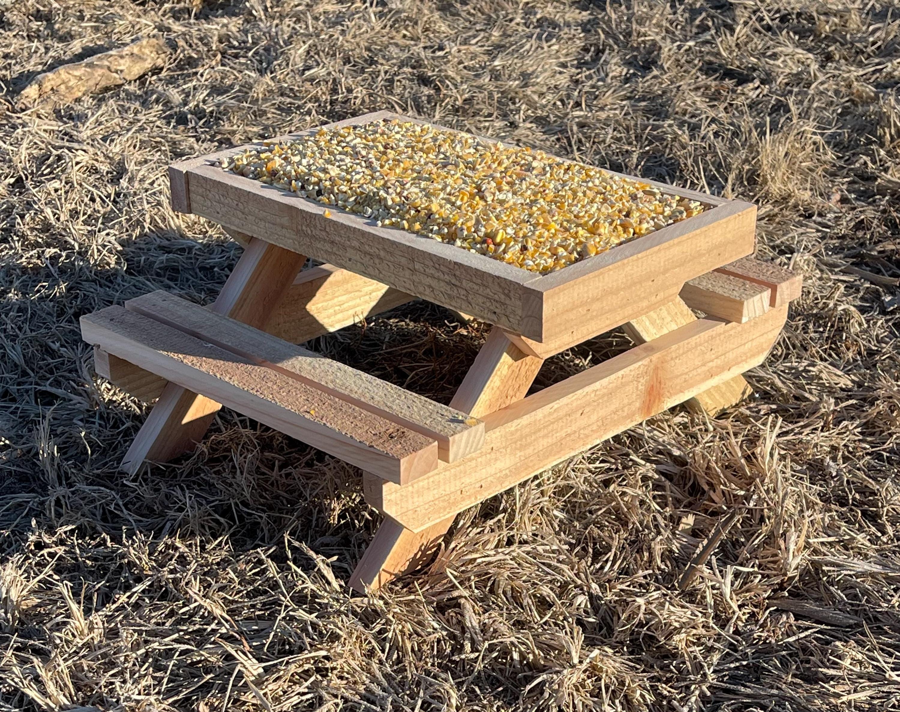 Table de pique-nique avec mangeoire pour poules