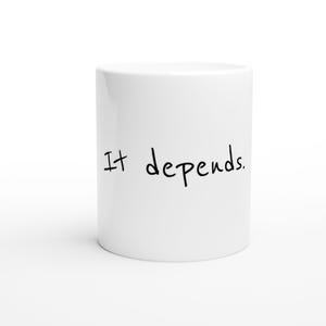 Pode incluir: Caneca de cerâmica branca com o texto "It depends." escrito em preto.
