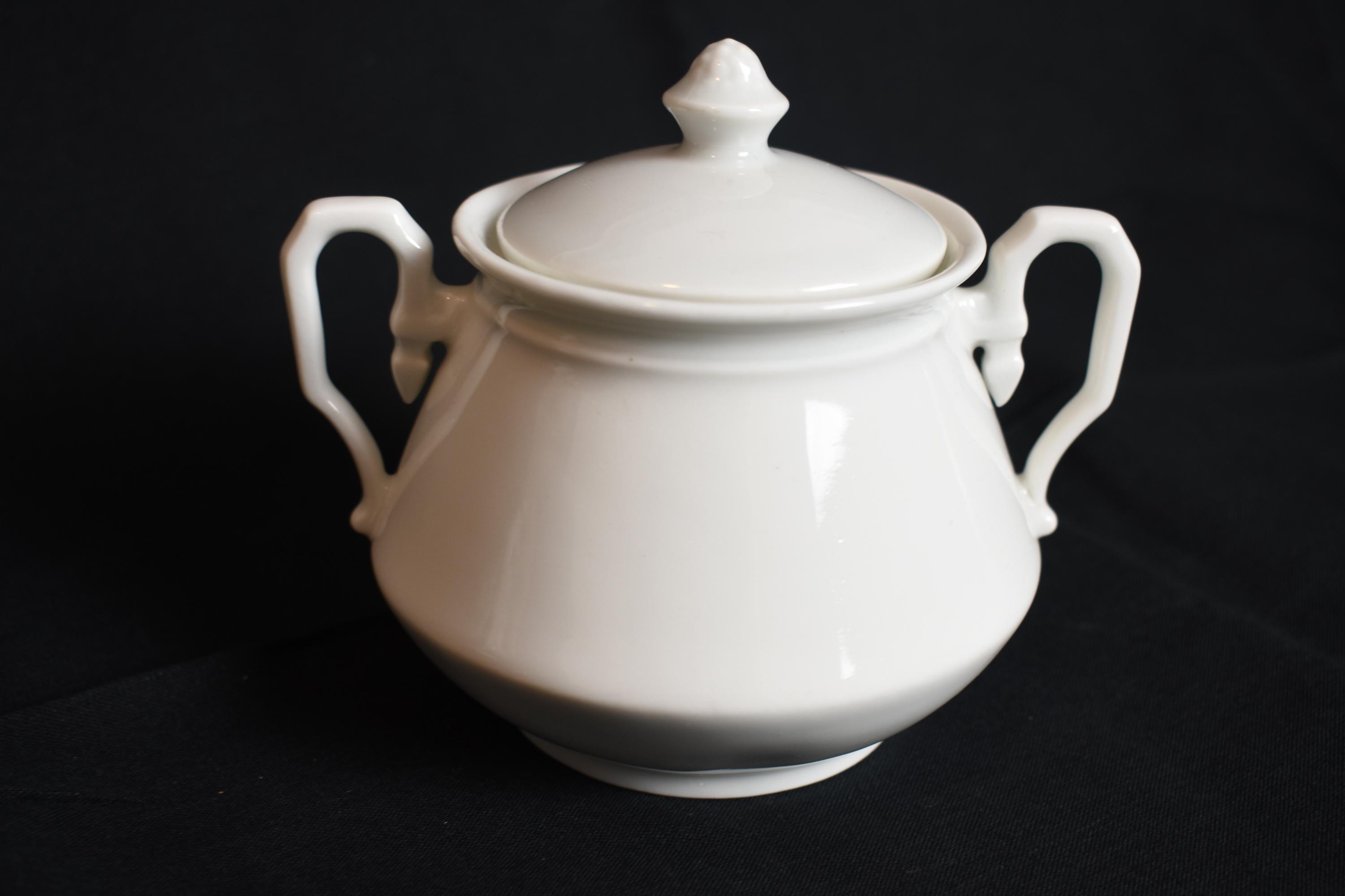 Zuccheriera vintage Royal Albert con coperchio, modello Fiori del mese. - Italia