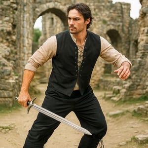 Middeleeuwse herenkledingset 3-delig: tuniekshirt, vetervest en broekbroek. Renaissance-cosplay LARP, piraat zwart halloweenkostuum voor volwassenen