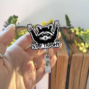 Carrete de insignia Stay Trashy, regalo divertido para amantes de los mapaches, porta identificación del escuadrón de zarigüeyas de Panda Basura, cordón de mapache con meme, regalo divertido y sarcástico para mamá enfermera