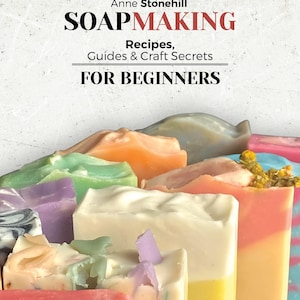 Puede incluir: Una colorida variedad de jabones hechos a mano en varias formas y tamaños. La imagen presenta un libro titulado "Soapmaking: Recipes, Guides & Craft Secrets for Beginners" de Anne Stonehill. Los jabones son en tonos rosa, naranja, verde y blanco.