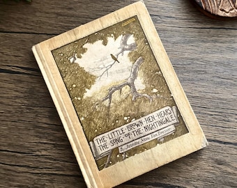 Libro en miniatura de artes y oficios de 1908, edición rara / Ilustraciones de la Gallinita Marrón y el Ruiseñor