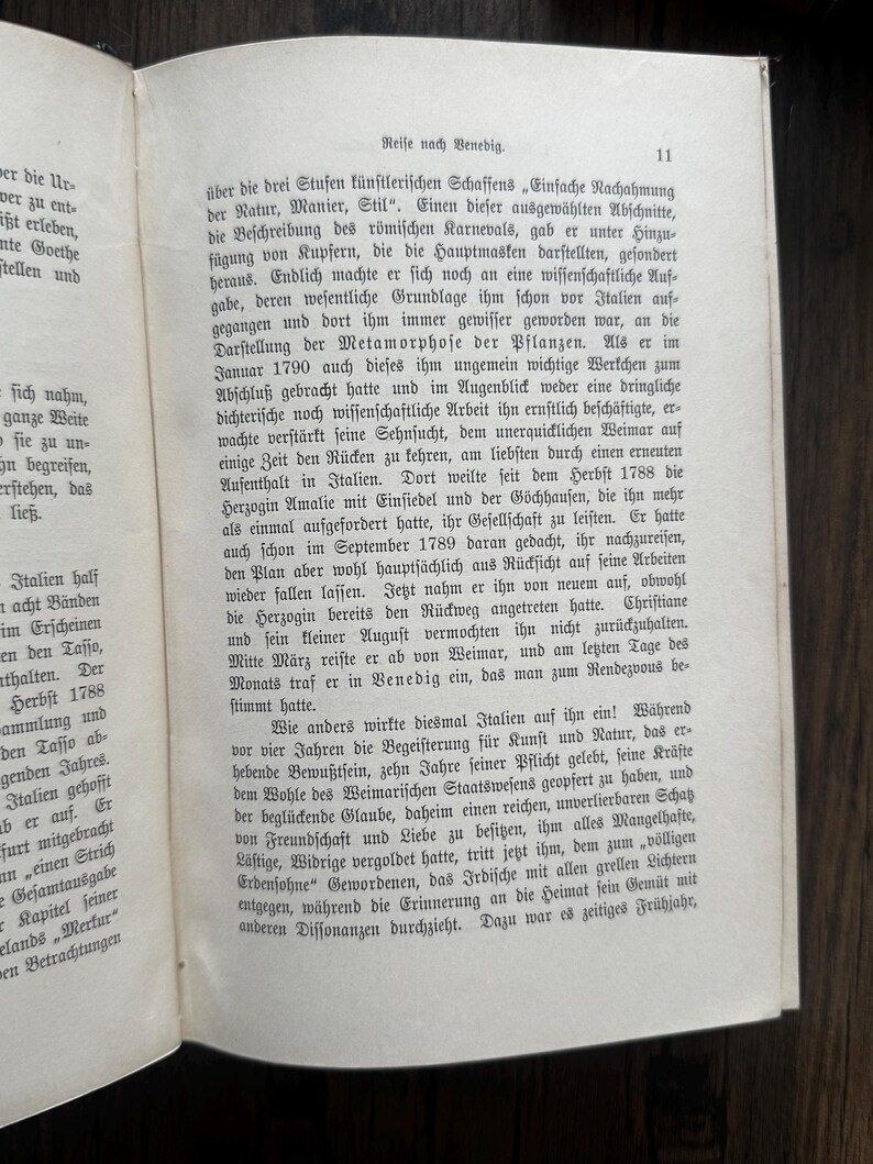 Puede incluir: Libro abierto con texto en alem&aacute;n sobre papel envejecido. El texto es negro, con el t&iacute;tulo "Reise nach Venedig" en la parte superior. La p&aacute;gina est&aacute; ligeramente amarillenta, lo que sugiere edad.